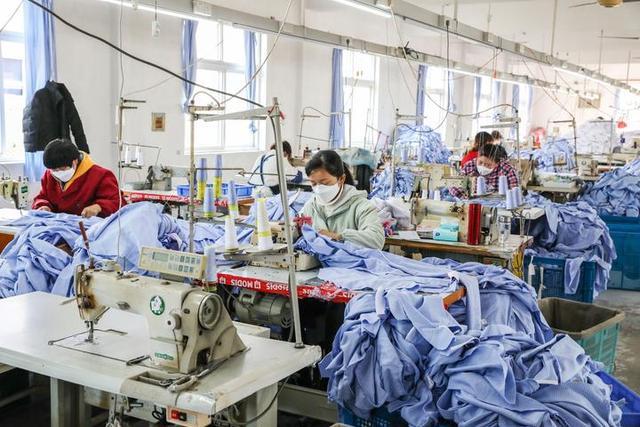 長塘鎮(zhèn) 外貿服裝加工忙 流水作業(yè)趕訂單