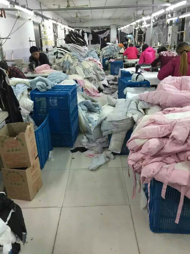 冬季熱銷 新款羽絨服趕工忙，廠家直銷品質與價格雙優(yōu)